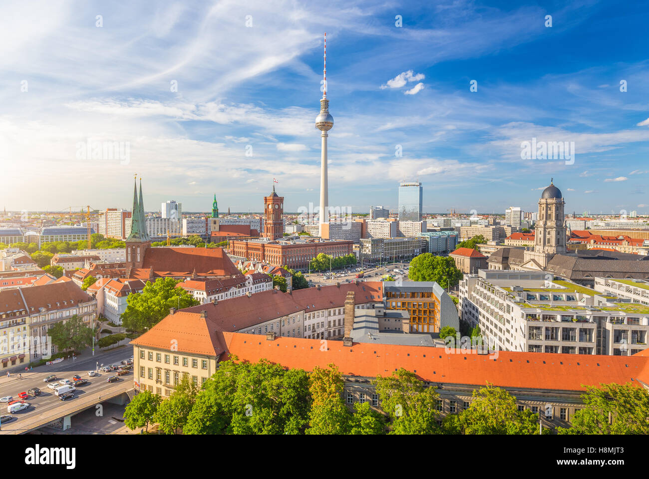 Luftaufnahme der Berliner Skyline mit berühmten Fernsehturm und Spree entlang an einem schönen Tag mit blauem Himmel und Wolken im Sommer, Deutsch Stockfoto