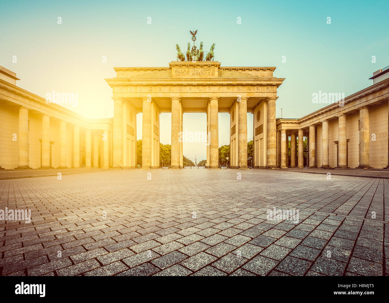 Klassische Ansicht des Brandenburger Tor im schönen goldenen Morgenlicht bei Sonnenaufgang, Berlin, Deutschland Stockfoto