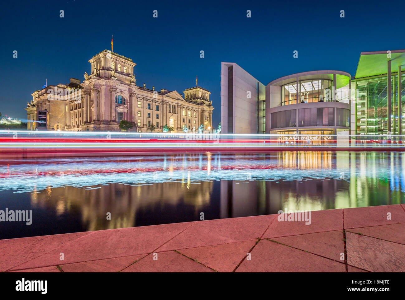 Klassische Ansicht der modernen Berliner Regierungsviertel mit berühmten Reichstagsgebäude und der Spree entlang im Zwielicht, Berlin, Deutschland Stockfoto