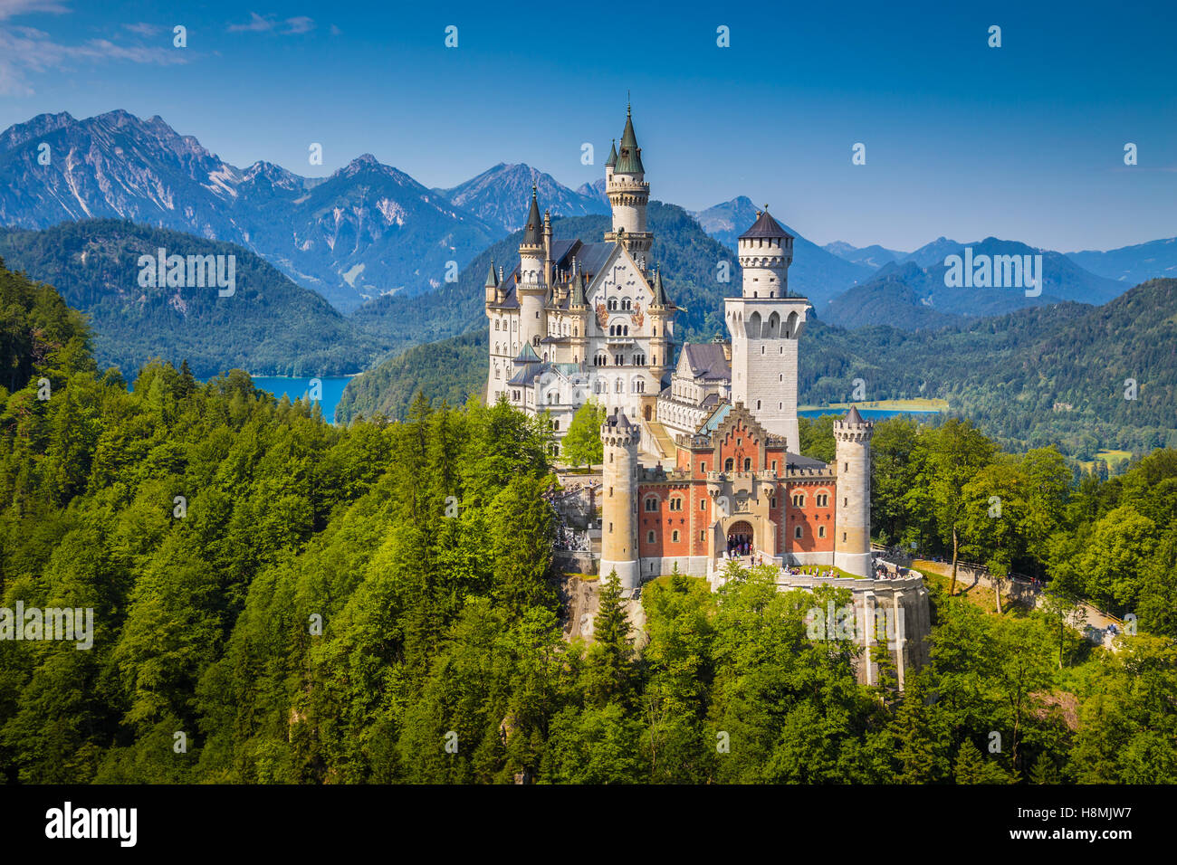 Klassische Ansicht des weltberühmten Schloss Neuschwanstein, einer der meist besuchten Burgen Europas, im Sommer, Bayern, Deutschland Stockfoto