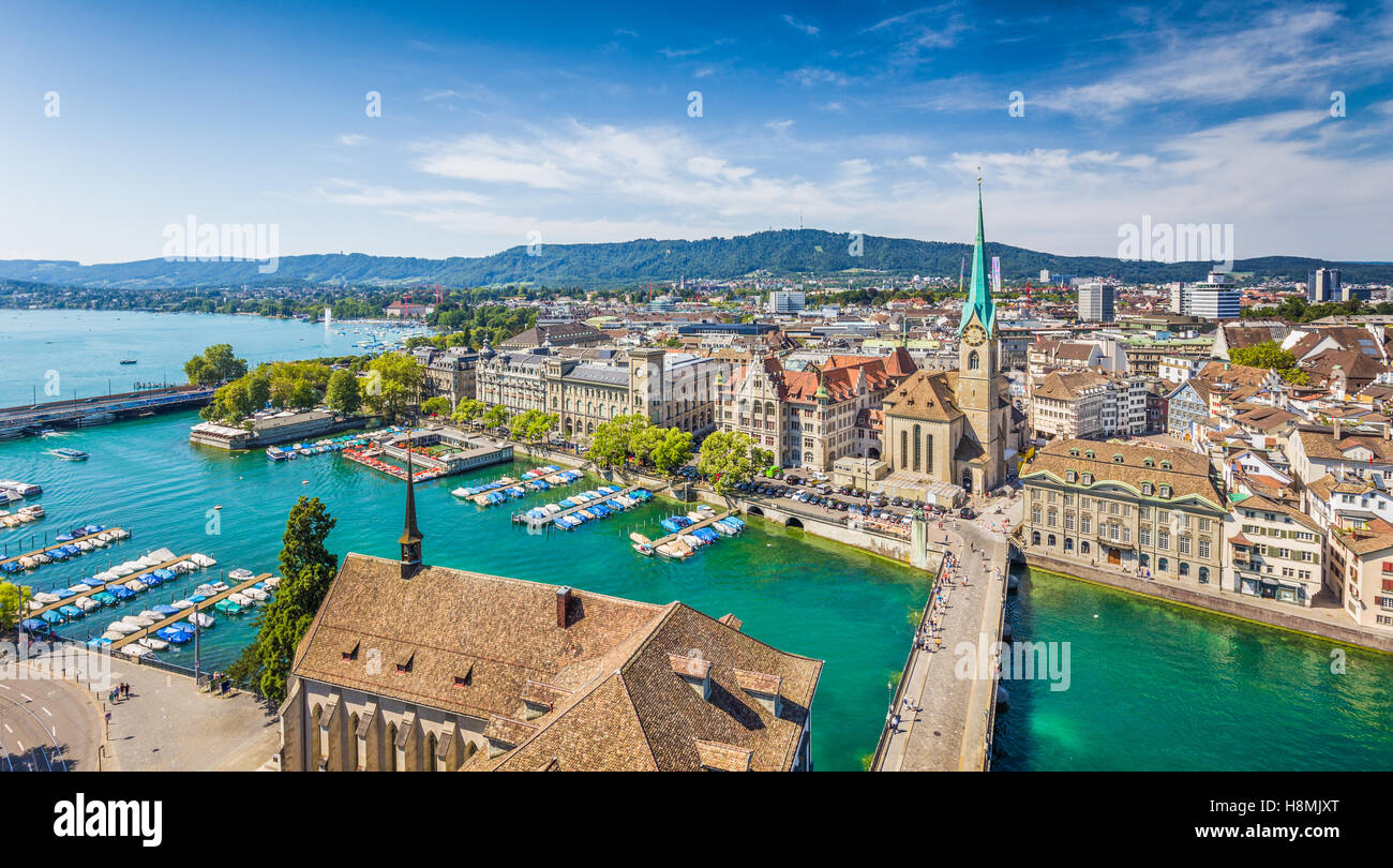 Luftaufnahme der Stadt Zürich mit berühmten Fraumünster Kirche und dem Fluss Limmat am Zürichsee von Grossmünster, Schweiz Stockfoto