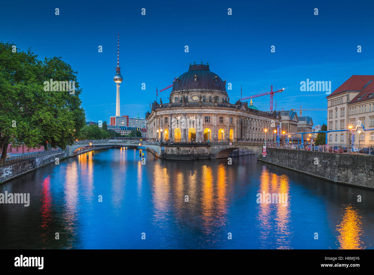 Klassische Ansicht des historischen Berliner Museumsinsel mit dem berühmten Fernsehturm und Spree entlang in der Dämmerung während der blauen Stunde in der Abenddämmerung, Berlin Stockfoto