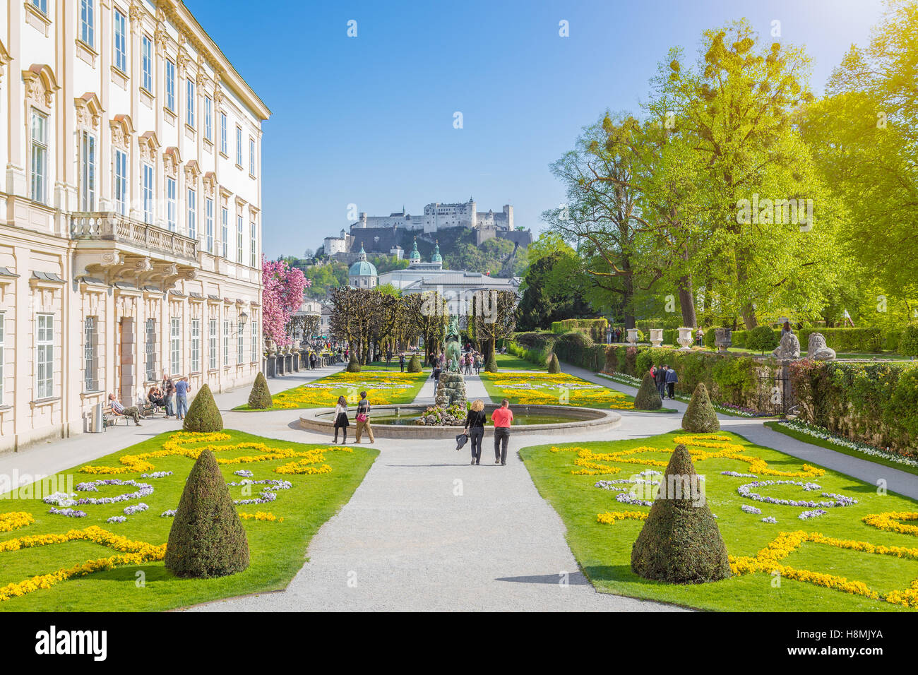 Berühmten Mirabellgarten mit historischen Festung Hohensalzburg im Hintergrund an einem sonnigen Tag im Sommer, Salzburg, Österreich Stockfoto