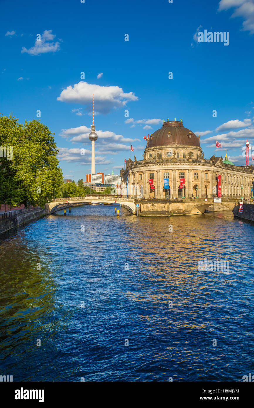 Klassische Ansicht des historischen Bode-Museum auf der Museumsinsel Berlin mit berühmten Fernsehturm und Spree Fluss bei Sonnenuntergang, Berlin, Deutschland Stockfoto