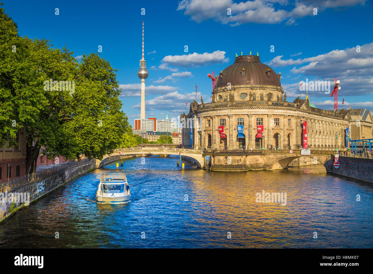 Klassische Ansicht der Berliner Museumsinsel mit berühmten TV-Turm und Ausflug Boot an Spree im schönen Abendlicht bei Sonnenuntergang Stockfoto