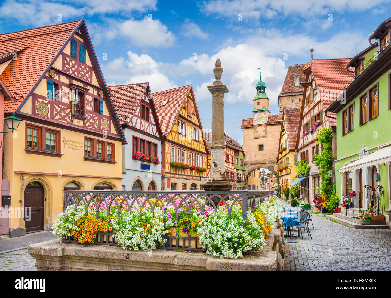 Klassische Postkartenblick auf die historische Stadt Rothenburg Ob der Tauber an einem sonnigen Tag mit blauem Himmel, Franken, Bayern, Deutschland Stockfoto