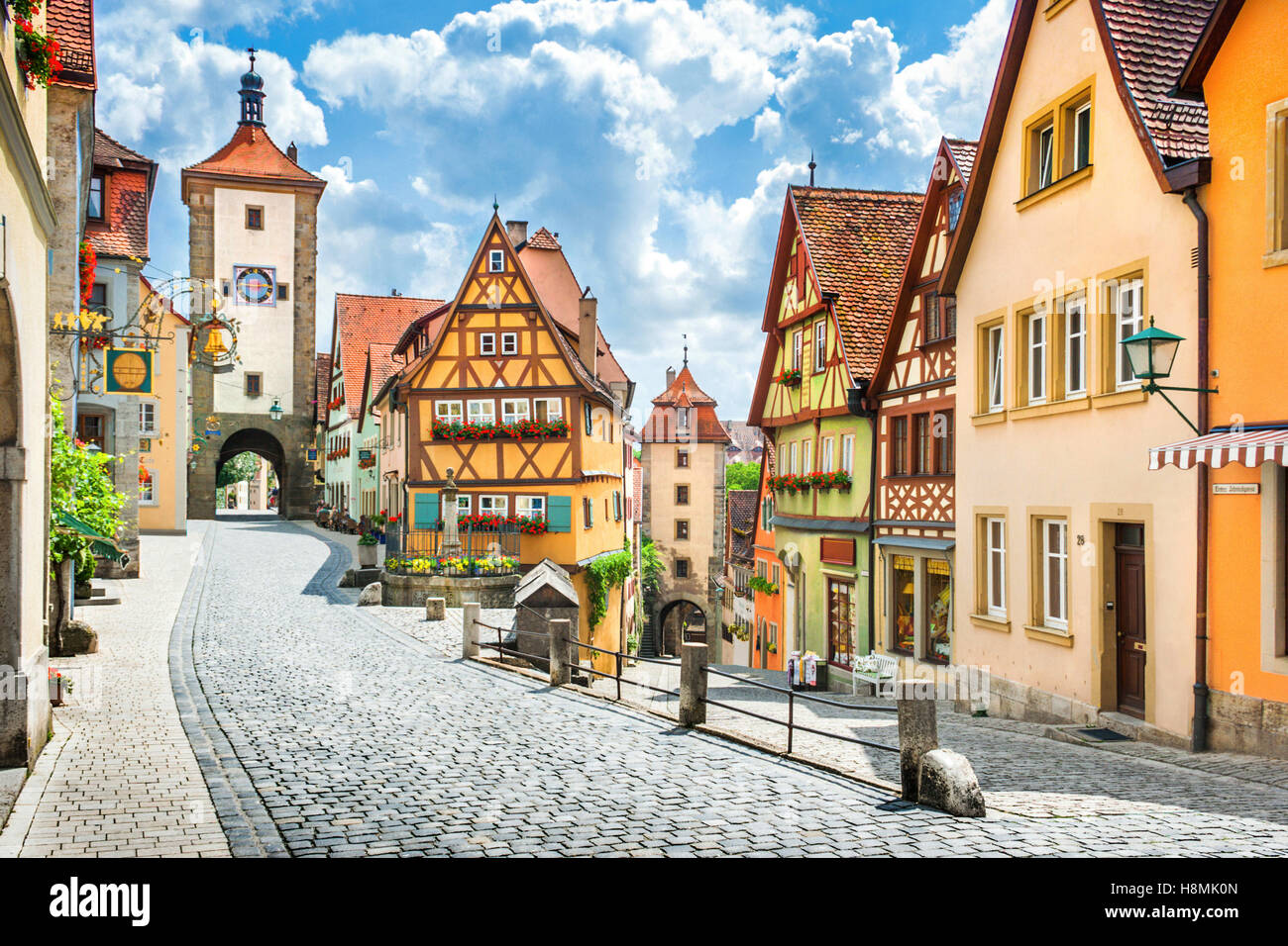 Klassische Postkartenblick auf die historische Stadt Rothenburg Ob der Tauber an einem sonnigen Tag mit blauem Himmel, Franken, Bayern, Deutschland Stockfoto
