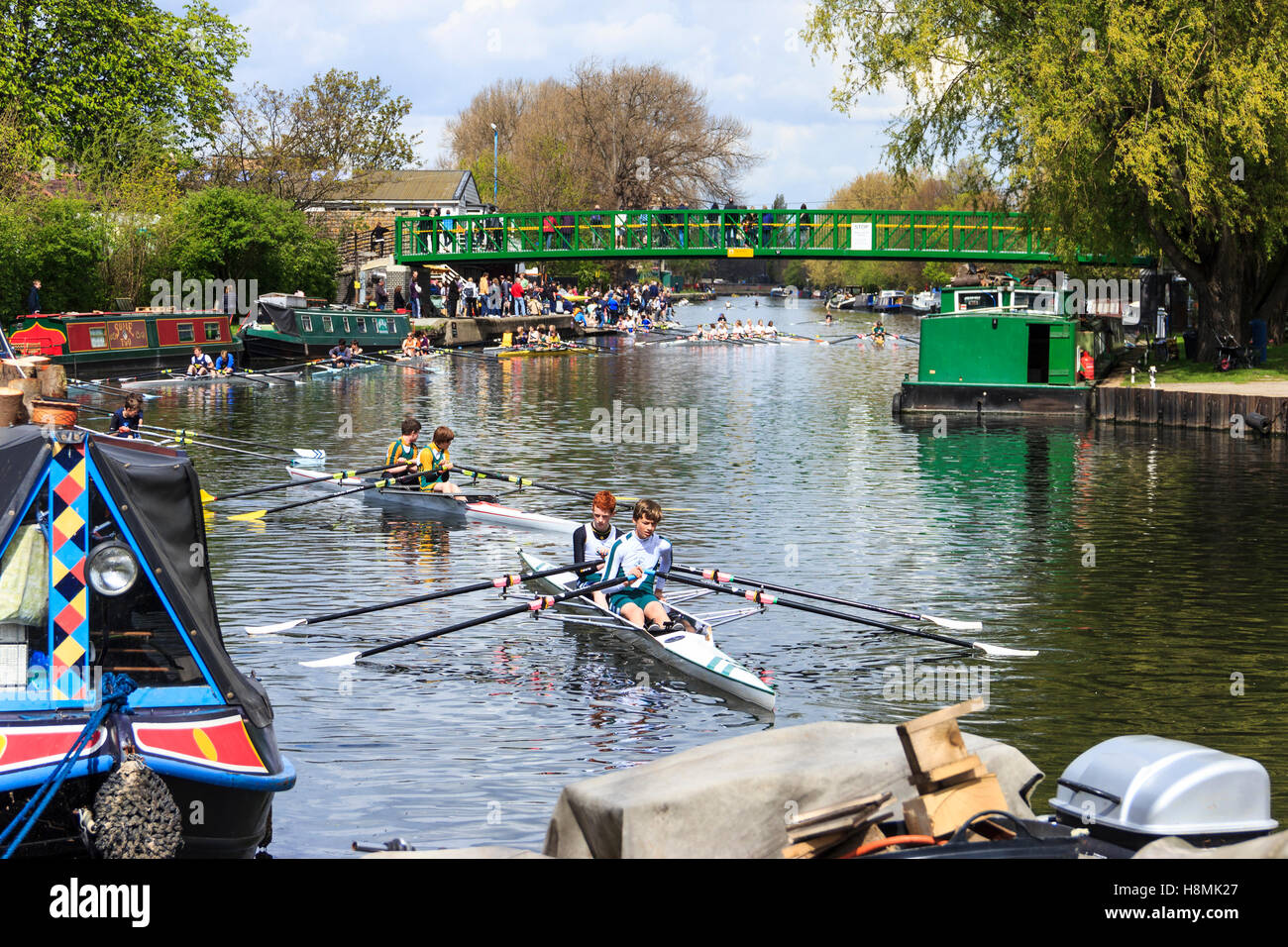 Double sculls am Fluss Lea im Springfield Marina während einer rudern Konkurrenz an Lea Rowing Club, London, Vereinigtes Königreich Stockfoto