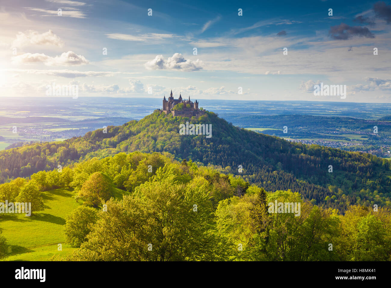 Luftaufnahme der berühmten Burg Hohenzollern, Stammsitz des kaiserlichen Hauses Hohenzollern und einer der meist besuchten Burgen Europas bei Sonnenuntergang Stockfoto