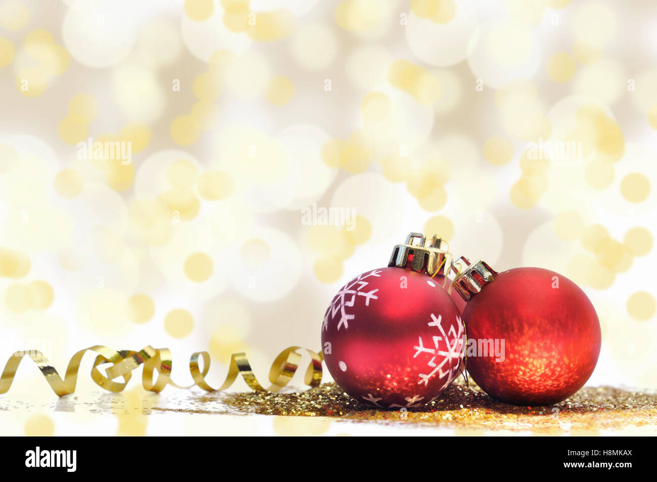 Rote Weihnachtskugeln und Glitter und Bokeh Goldgrund Stockfoto