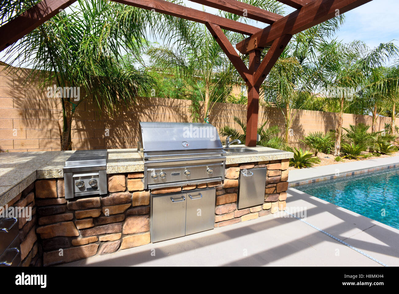 Bescheidene Wohn amerikanischen Südwesten Garten mit Pool und Barbecue-grill Stockfoto