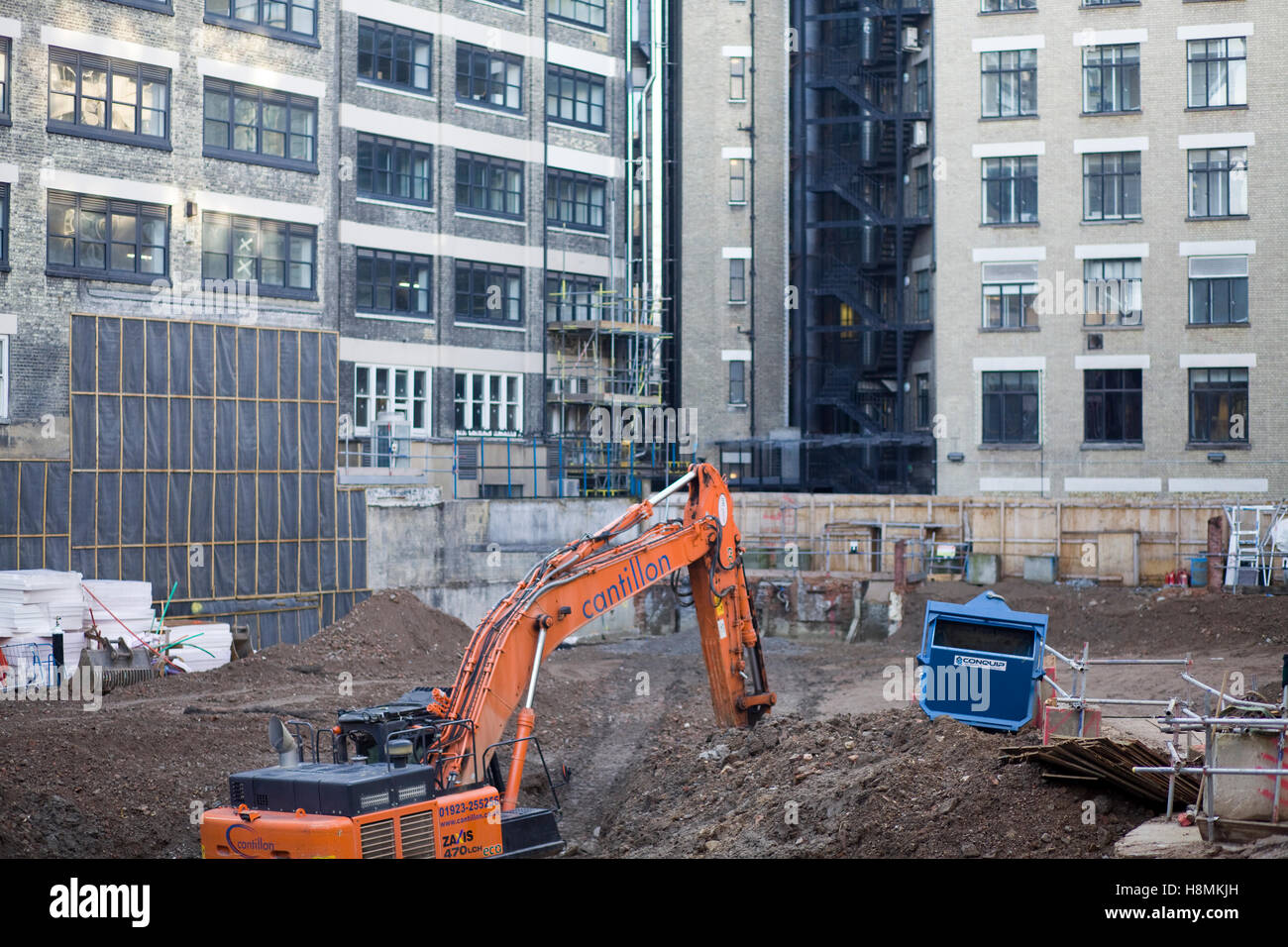Graben die Grundlagen für ein Bürogebäude auf einer Baustelle im Zentrum von London Stockfoto