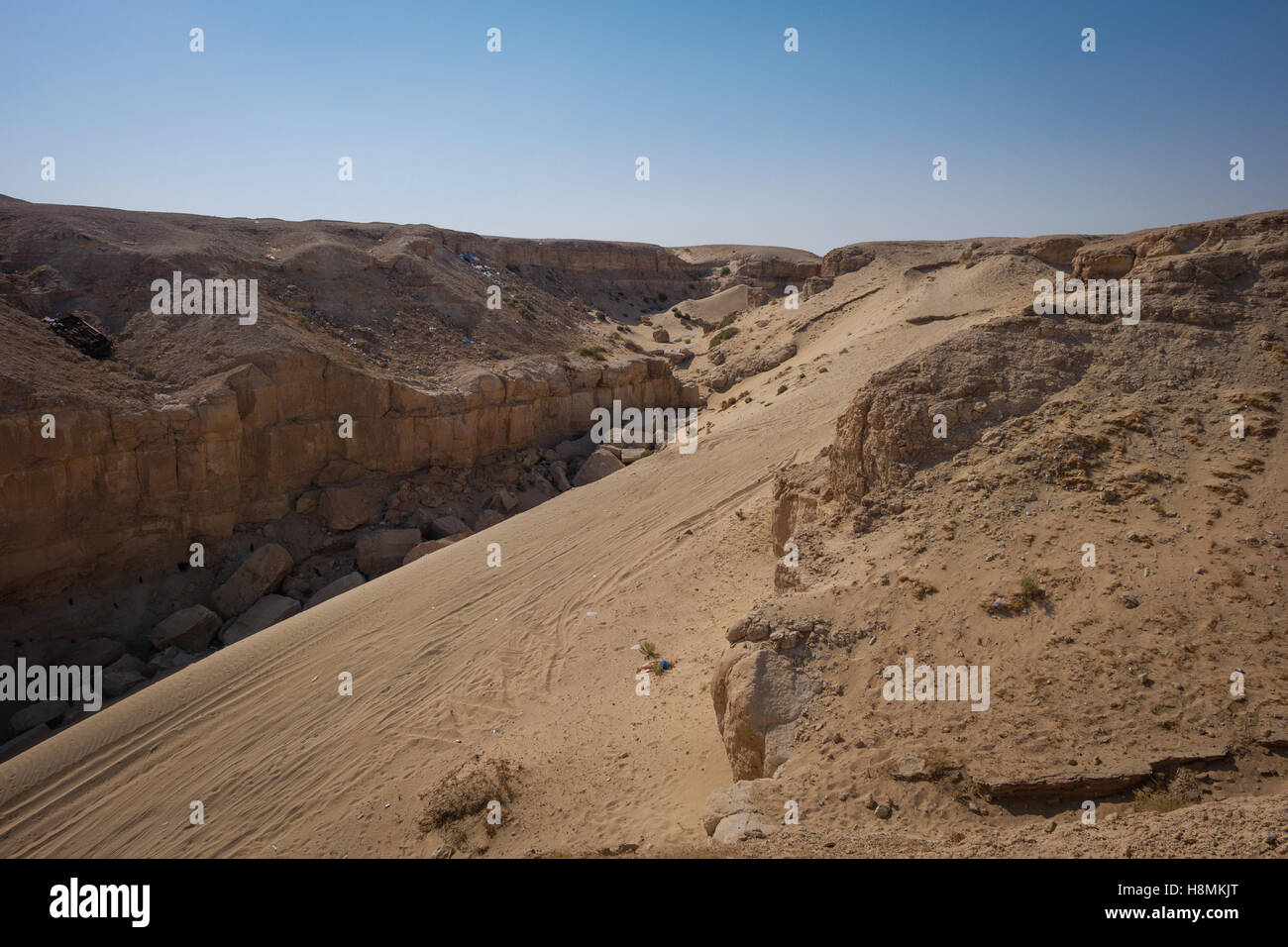 Eine kleine Wasserrinne an der Seite einer Klippe in der Wüste nördlich von Kuwait-Stadt Stockfoto