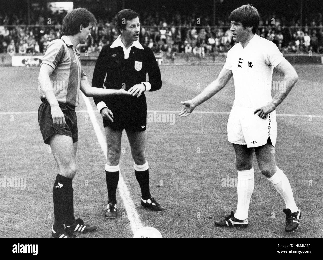 Shrewsbury Town V Wolverhampton Wanderers 4/8/79 Schiedsrichter Bert Newsome mit Wolves Kapitän Emlyn Hughes und Shrewsbury Kapitän Jake King. BILD VON DAVID BAGNALL Stockfoto