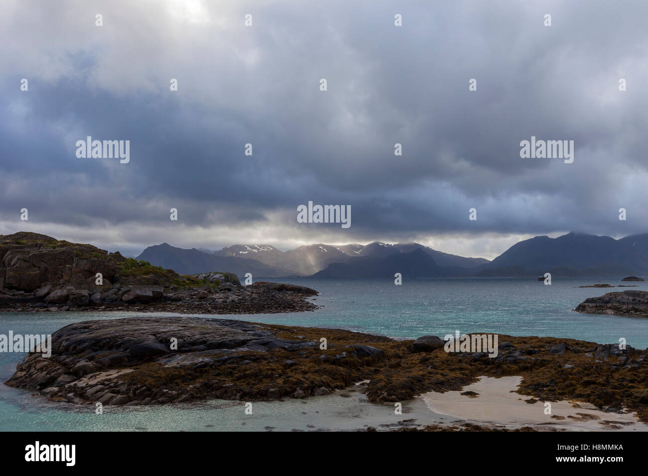 Lofoten-Inseln Wetter. Wir von Henningsvær Straße zu Vestvagoy. Stockfoto