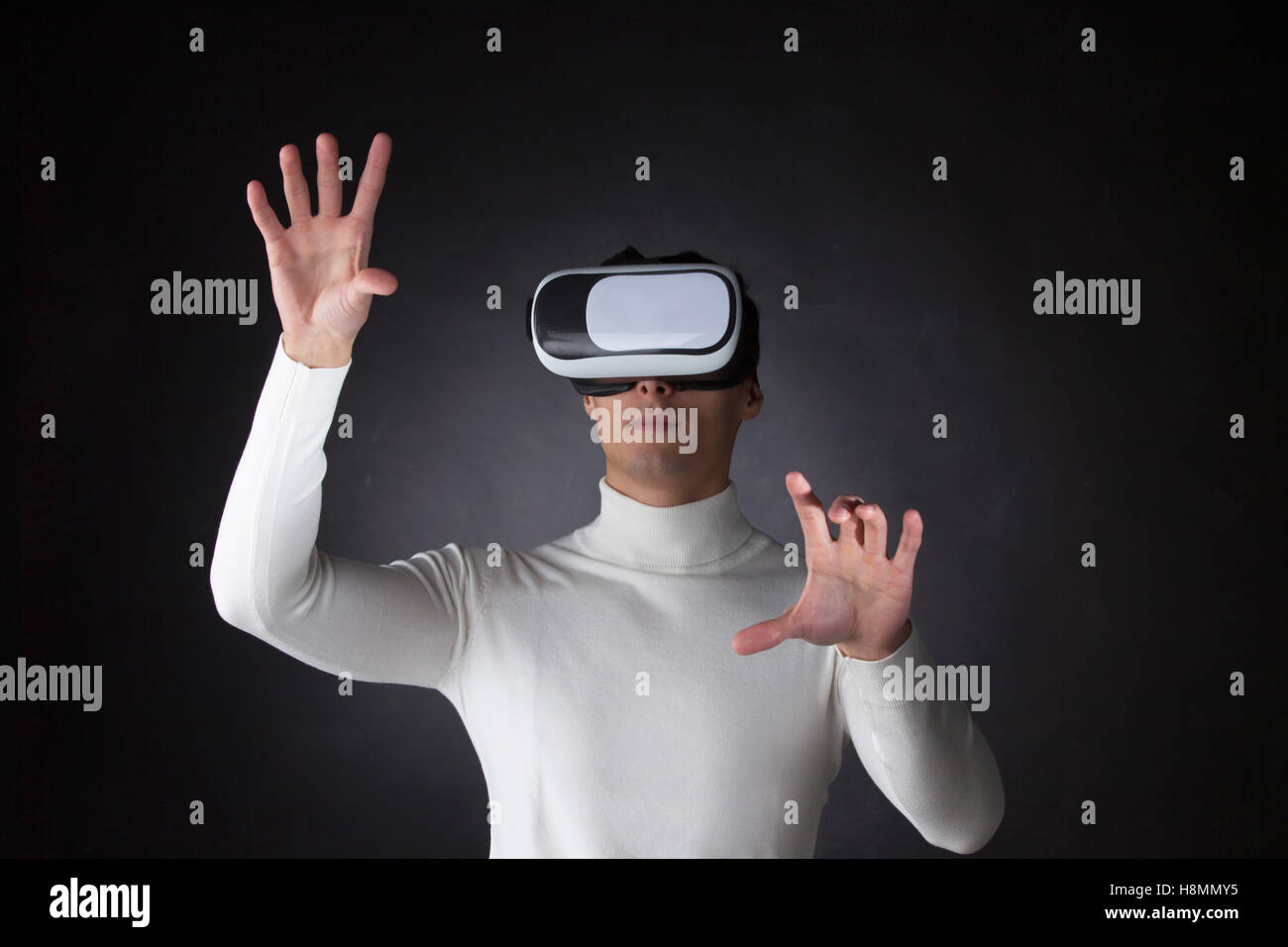 Mann trägt virtual-Reality-Brille und Schuldzuweisungen auf leeren Raum Stockfoto