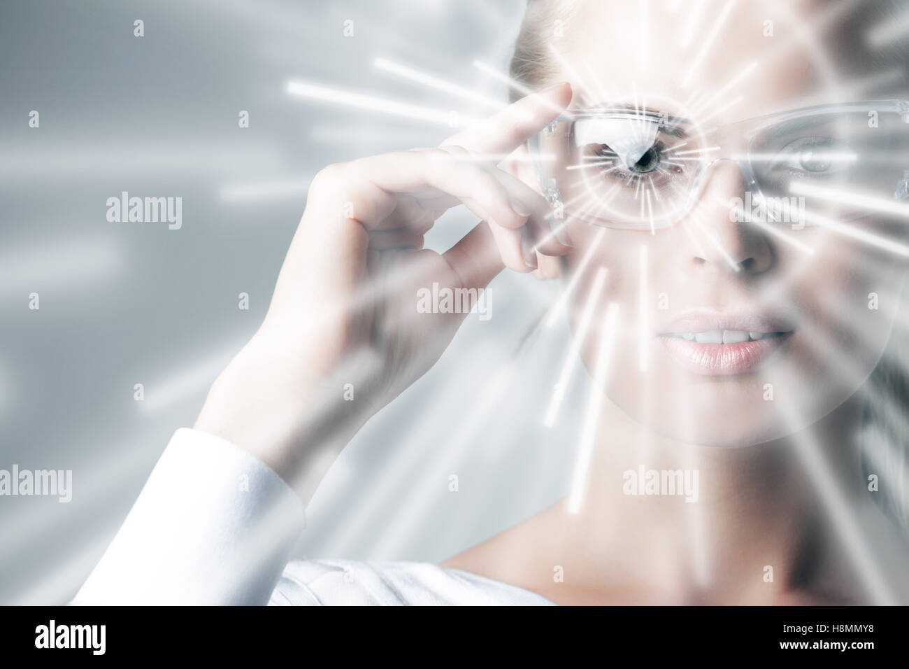 Frau in virtual-Reality-Brille und Hologramm-Strahlen Stockfoto