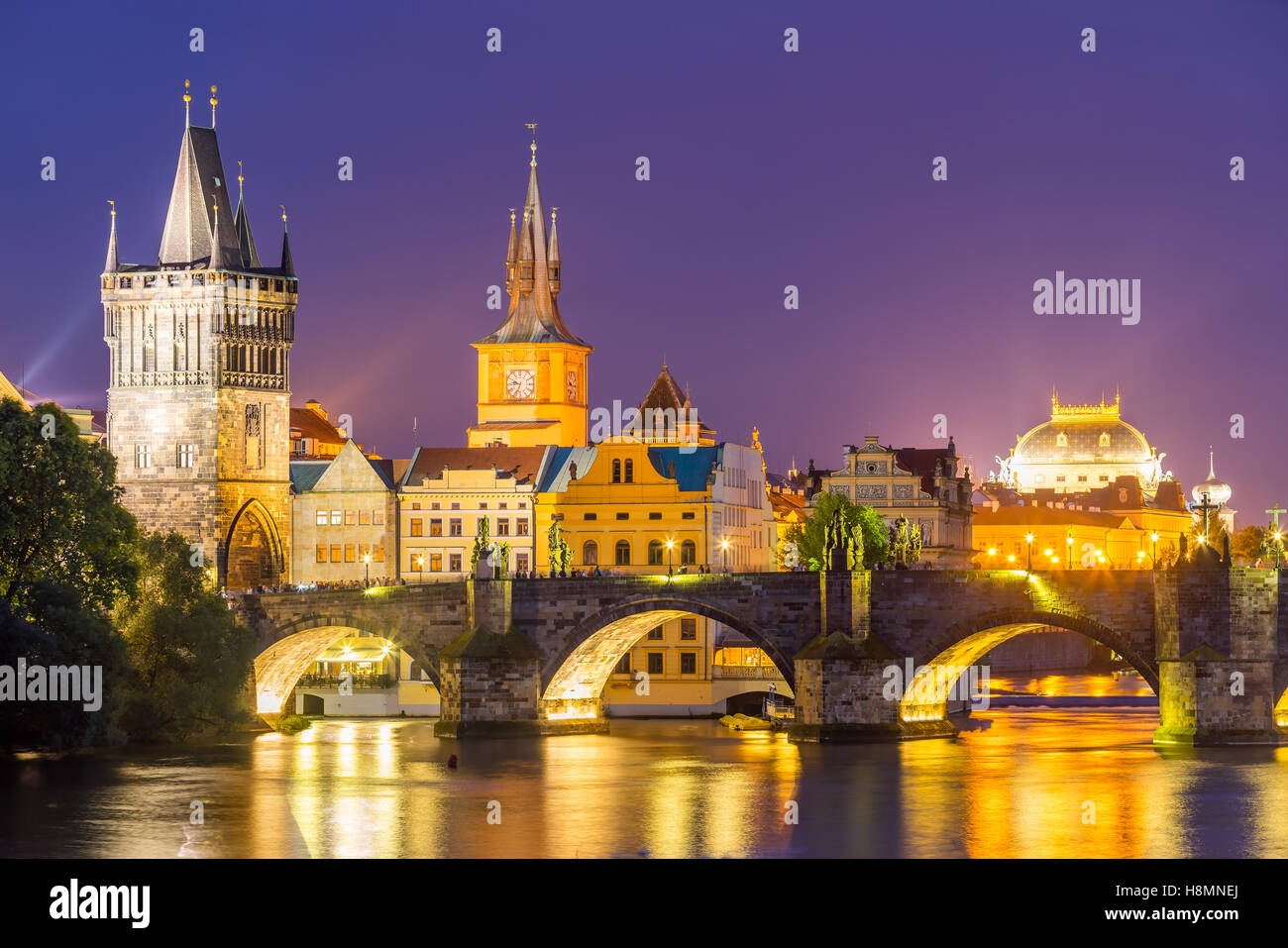 Blick auf die Moldau und Karlsbrücke bei Abenddämmerung Prag Tschechische Republik Europa Stockfoto