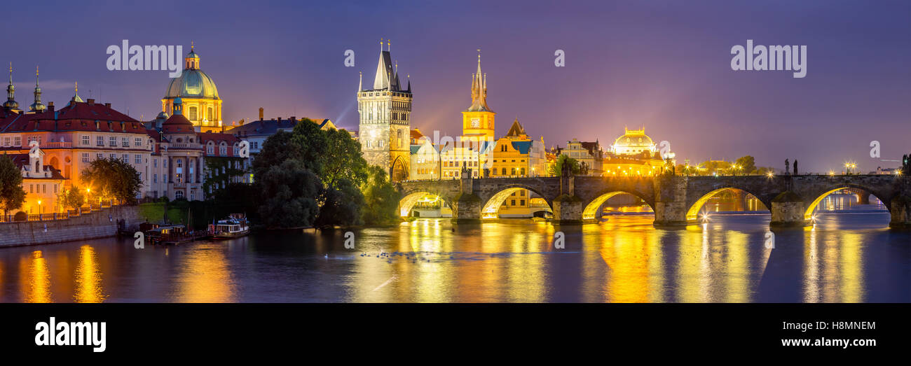 Blick auf die Moldau und Karlsbrücke bei Abenddämmerung Prag Tschechische Republik Europa Stockfoto