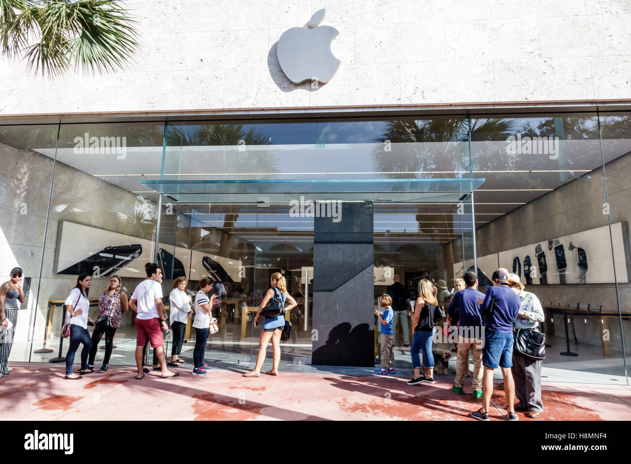 Miami Florida Beach die Geschäfte der Lincoln Road Apple Store die Warteschlange vor dem Eingang