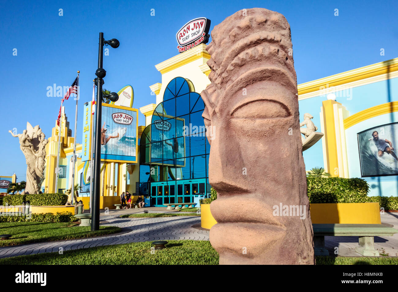 Cocoa Beach Florida, Ron Jon Surf Shop, außen, vorne, Eingang, Skulptur, FL161025060 Stockfoto