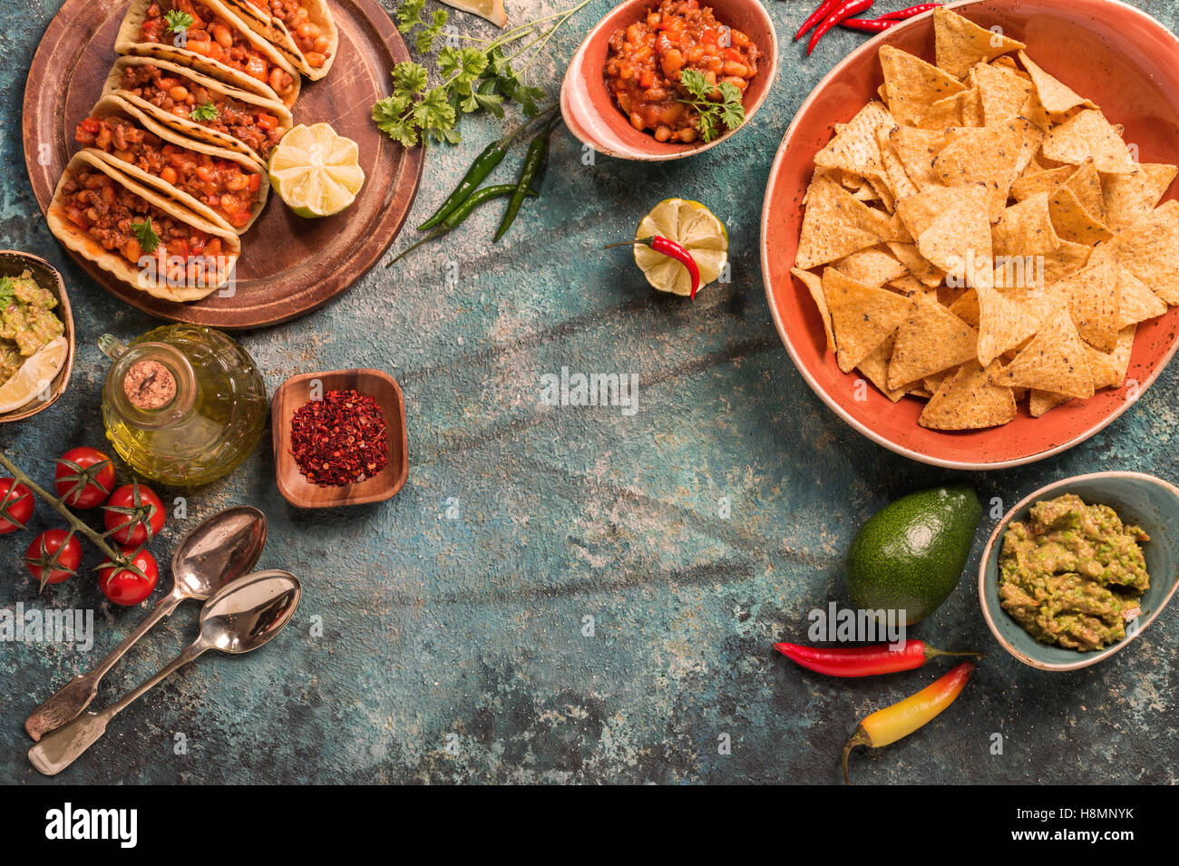 traditionelle mexikanische Küche - sauce mit Fleisch, Bohnen und Salsa Tacos und Nachos mit. Ansicht von oben Stockfoto