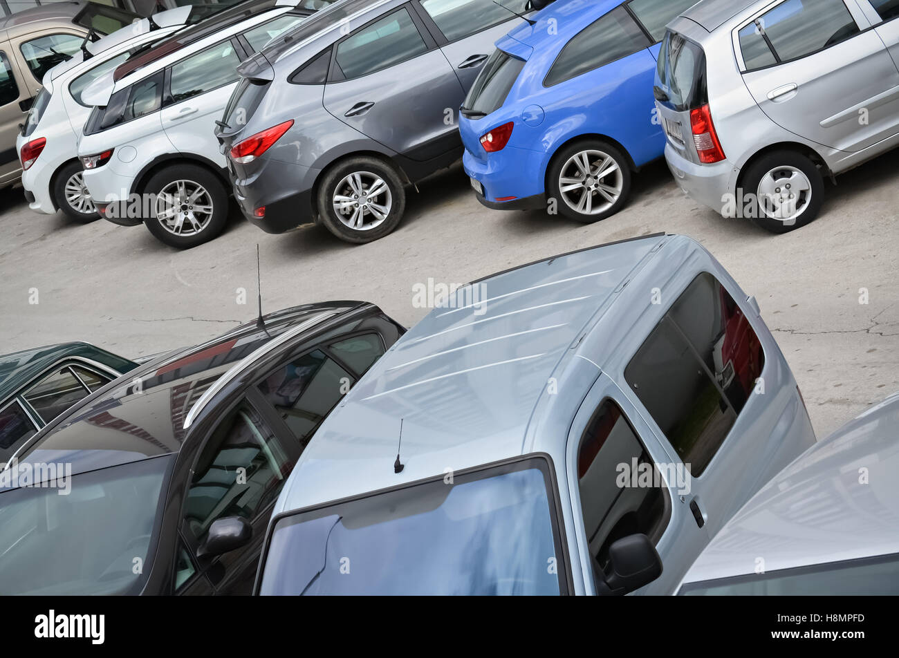 Sehen Sie sich auf viele parkende Autos auf der Straße Stockfoto