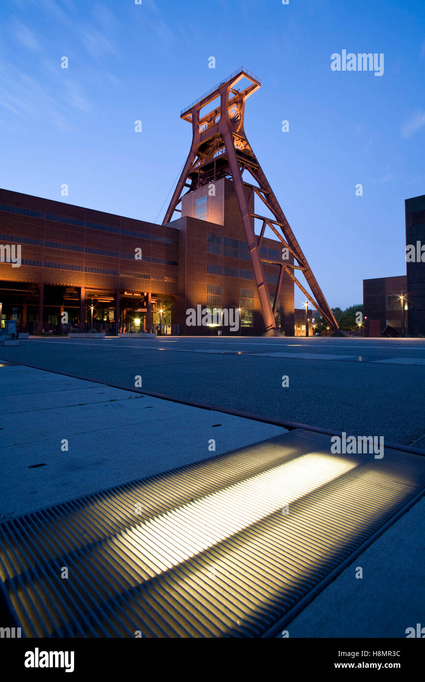 Deutschland, Ruhrgebiet, Essen, Industrie Denkmal Zeche Zollverein Schacht XII, Förderturm. Stockfoto