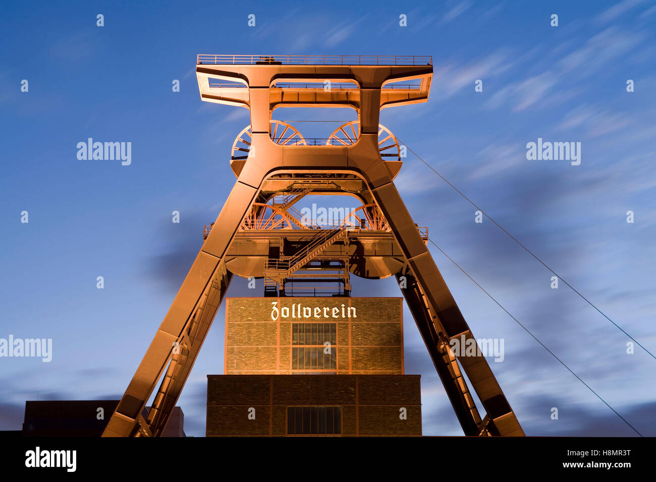 Deutschland, Ruhrgebiet, Essen, Industrie Denkmal Zeche Zollverein Schacht XII, Förderturm. Stockfoto