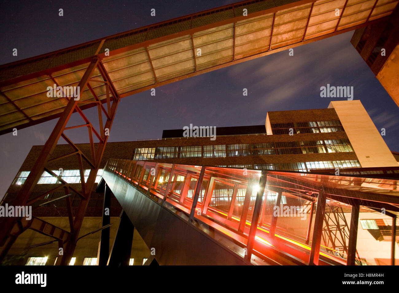 Deutschland, Ruhrgebiet, Essen, Industrie Denkmal Zeche Zollverein Schacht XII, auf der rechten Seite der Rolltreppe zum Besucherzentrum. Stockfoto