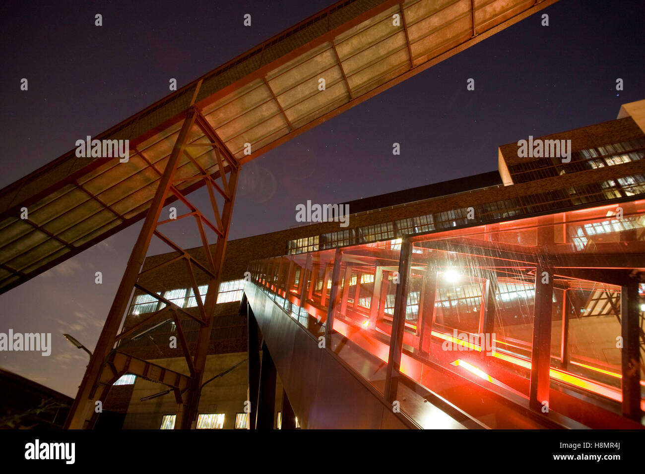 Deutschland, Ruhrgebiet, Essen, Industrie Denkmal Zeche Zollverein Schacht XII, auf der rechten Seite der Rolltreppe zum Besucherzentrum. Stockfoto
