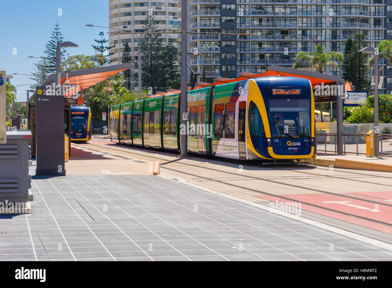 Straßenbahnen an der s-Bahnstation in Gold Coast, Australien Stockfoto