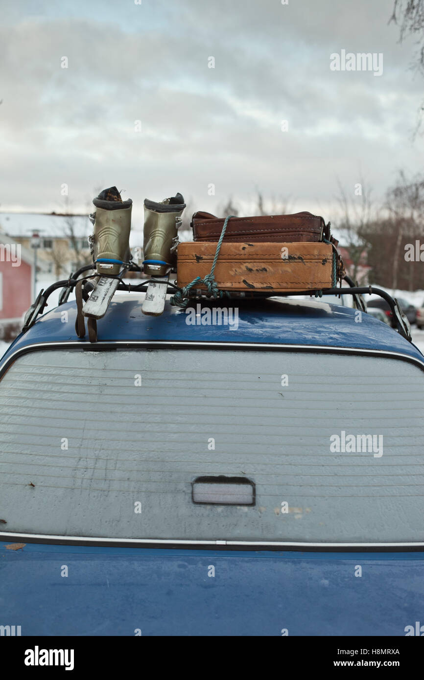 Blaues auto undblauer koffer -Fotos und -Bildmaterial in hoher Auflösung –  Alamy