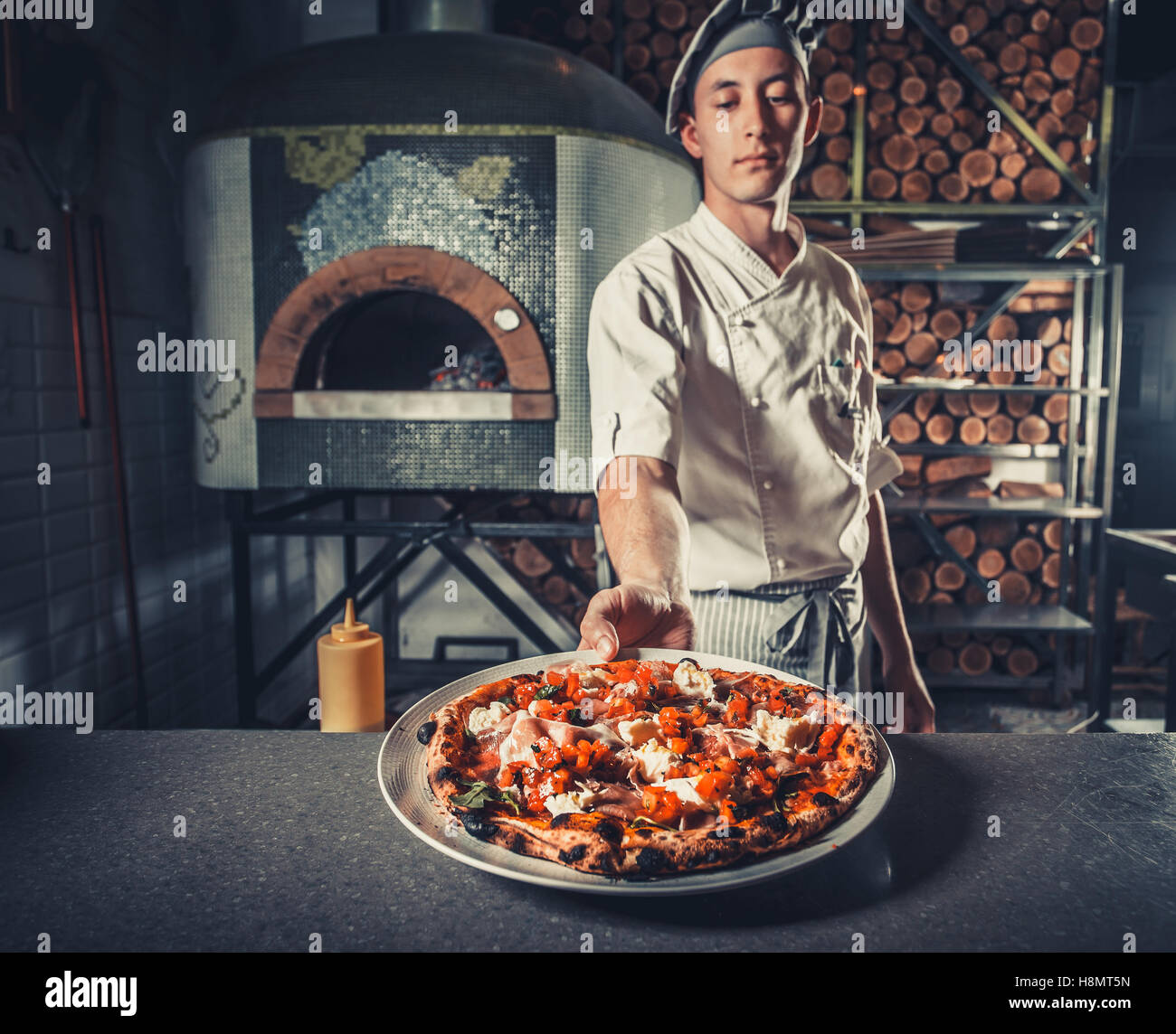 männliche Koch Holding köstlichen Aperitif Stockfoto