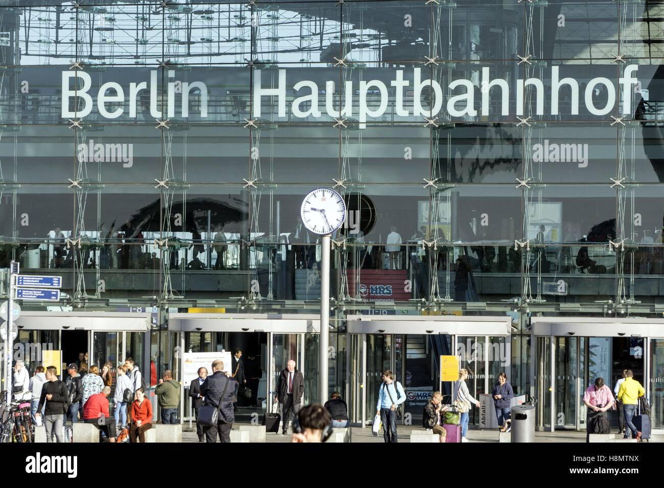 Achtung: Minimum Gebühr EUR 30,00. Bild zeigt den Haupteingang des Berliner Hauptbahnhof, 26.09.2016. | weltweite Nutzung Stockfoto