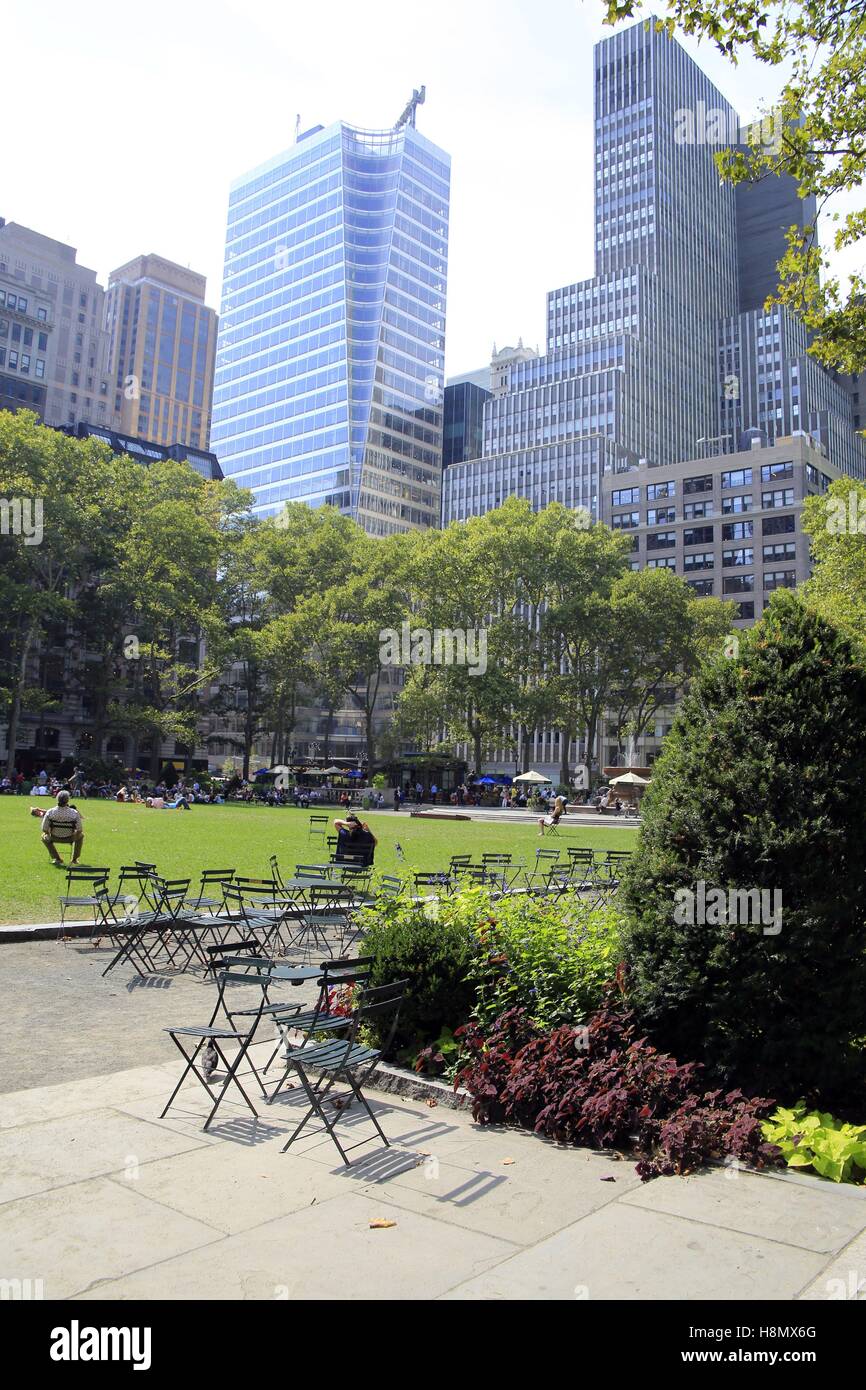 Der Bryant Park in New York City. Der Park wurde zwischen 1823 und 1840 gebaut. Er befindet sich in Manhattan. Einwohner und Touristen wie dieser Park. Zahlreiche Veranstaltungen finden hier statt. Manhattan, New York City, New York, USA Datum: 08.09.2016 | weltweite Nutzung Stockfoto