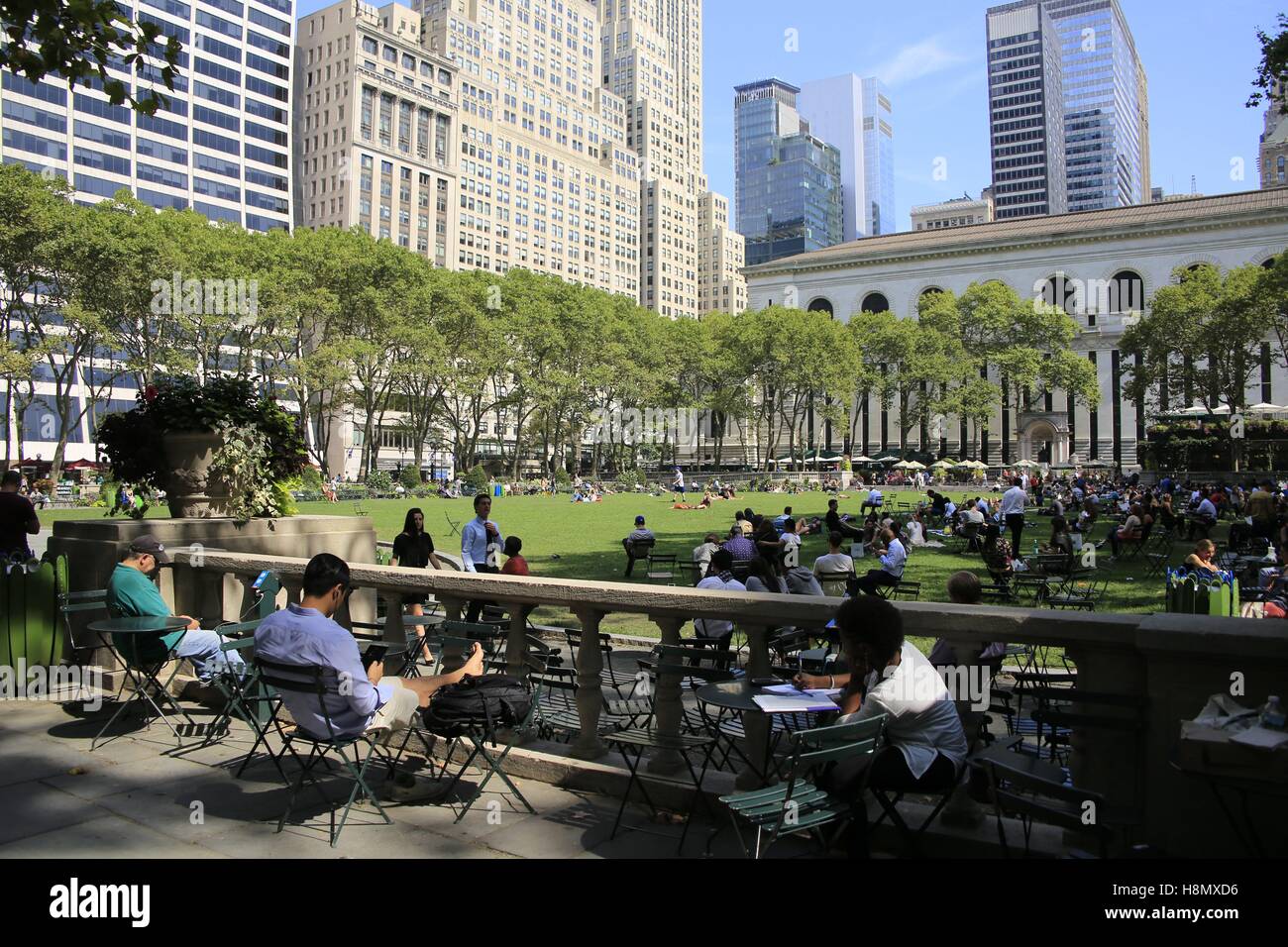 Der Bryant Park in New York City. Der Park wurde zwischen 1823 und 1840 gebaut. Er befindet sich in Manhattan. Einwohner und Touristen wie dieser Park. Zahlreiche Veranstaltungen finden hier statt. Manhattan, New York City, New York, USA Datum: 08.09.2016 | weltweite Nutzung Stockfoto