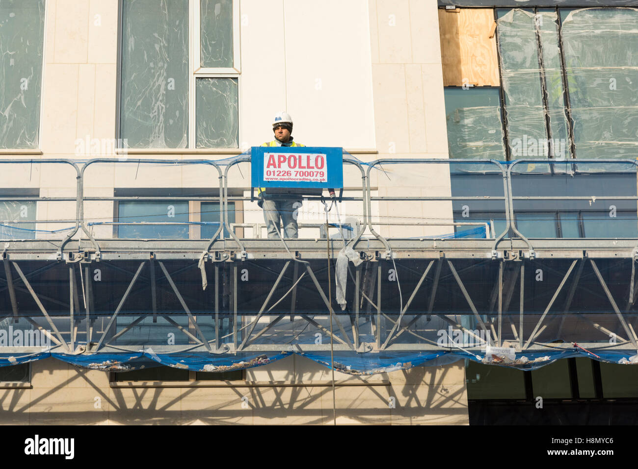 Ein Bauarbeiter auf Gerüsten auf einer Baustelle in Cambridge UK Stockfoto