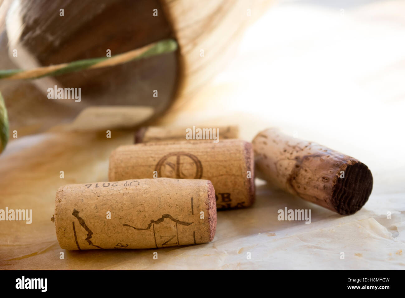 Flasche alter Wein mit alten Korken Stockfoto