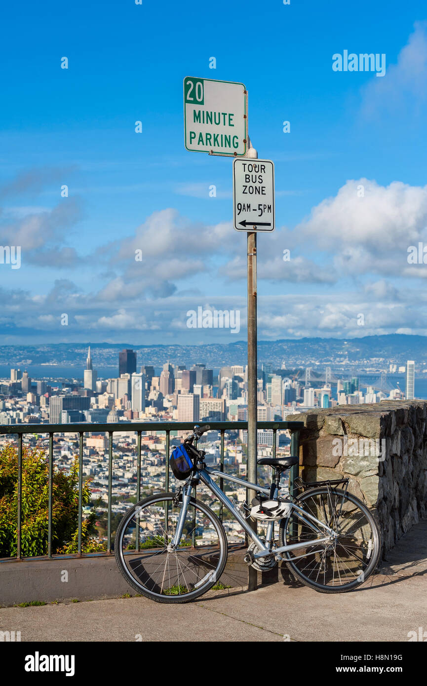 Fahrrad geparkt auf Twin Peaks in San Francisco Stockfoto