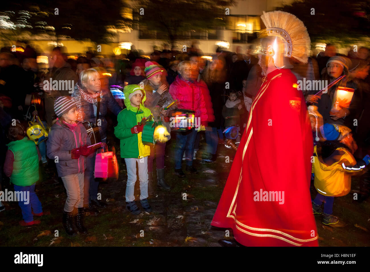 Deutschland, Köln, die St.-Martins Umzug, St. Martin mit Kindern. Stockfoto