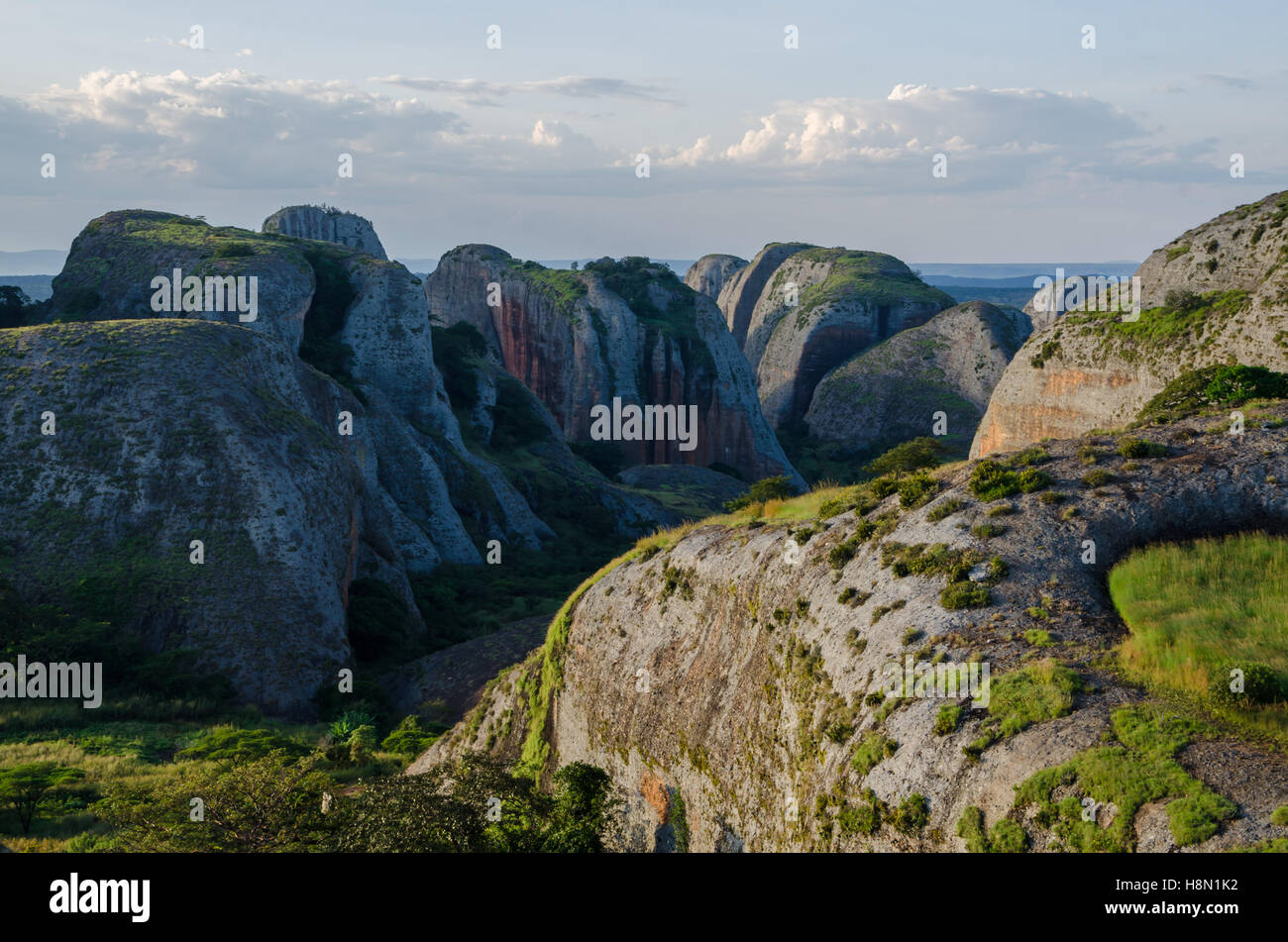 Schwarze Felsen am Pungo Andongo oder Pedras Negras in Angola. Diese ungewöhnlichen Felsformationen sind von viel dunklere Farbe als ihre surro Stockfoto