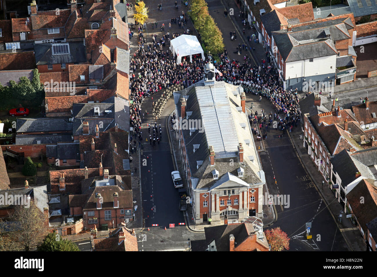 Luftaufnahme von Henley auf Themse Market Square & Rathaus am Remembrance Day Sonntag 2016, UK Stockfoto