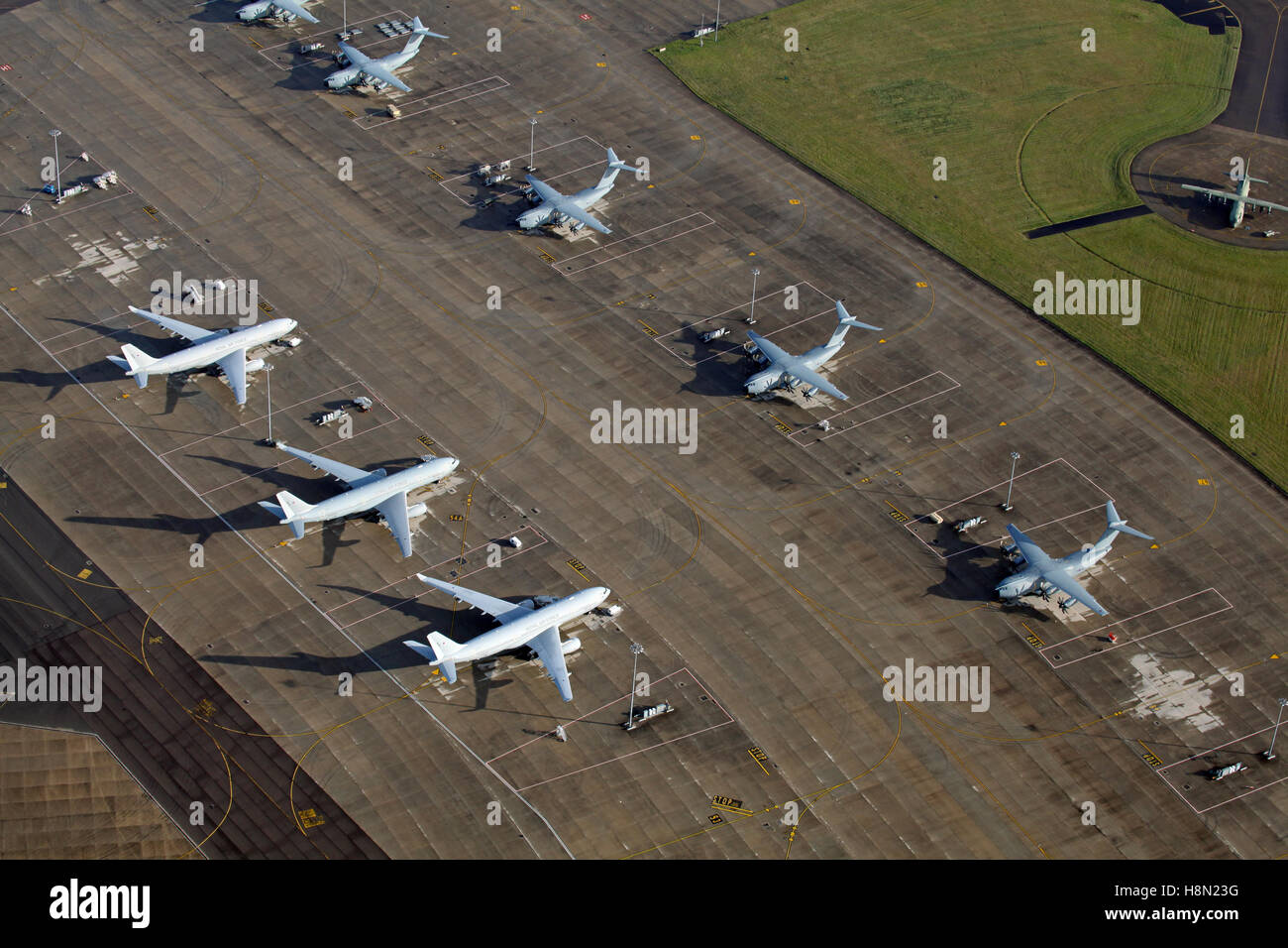 Luftaufnahme der RAF Brize Norton mit 3 Airbus A330 Voyager & 5 A400M Atlas Flugzeuge geparkt, Oxfordshire, Vereinigtes Königreich Stockfoto