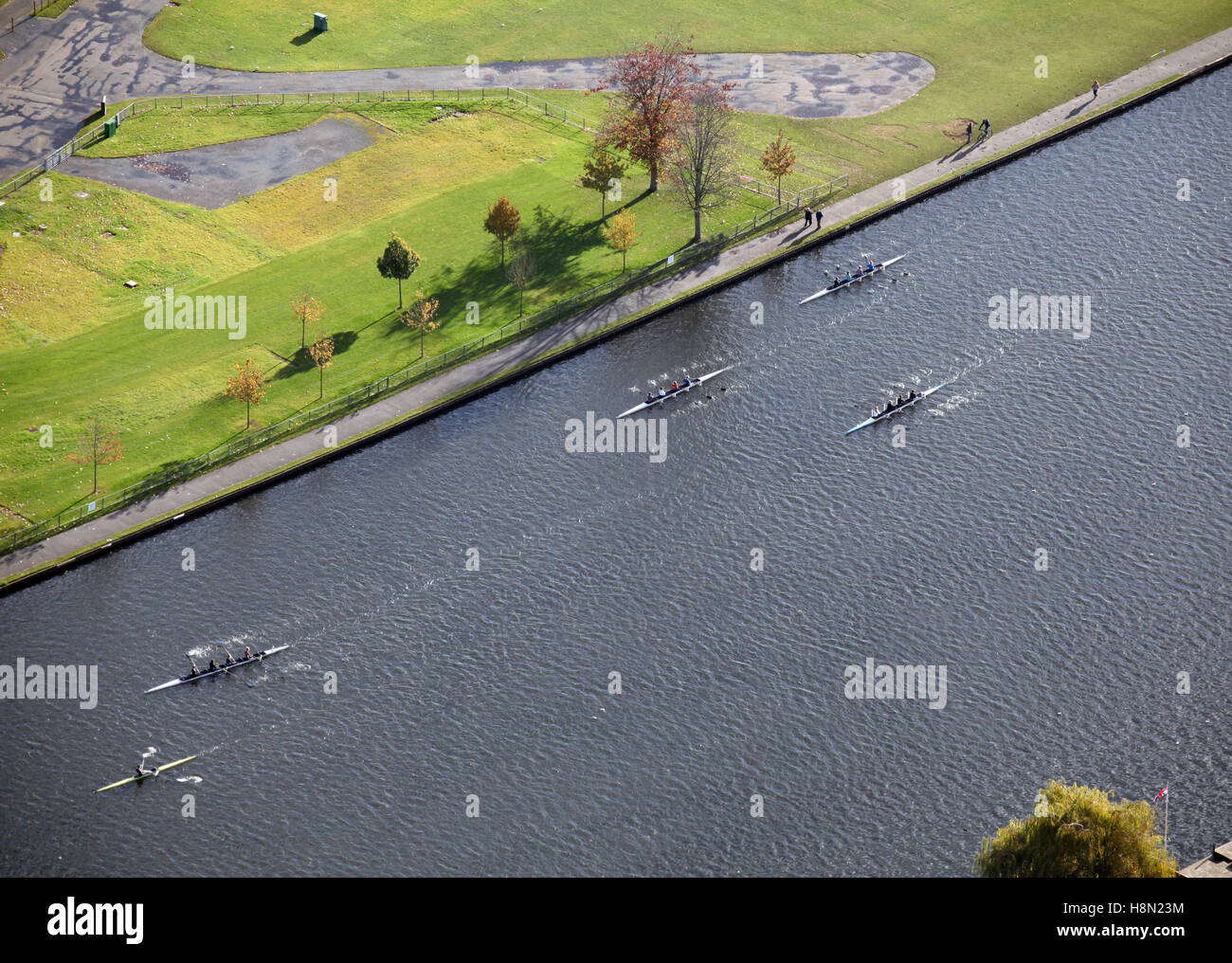 Luftaufnahme der Sportler Rudern an der Themse in Henley, UK Stockfoto