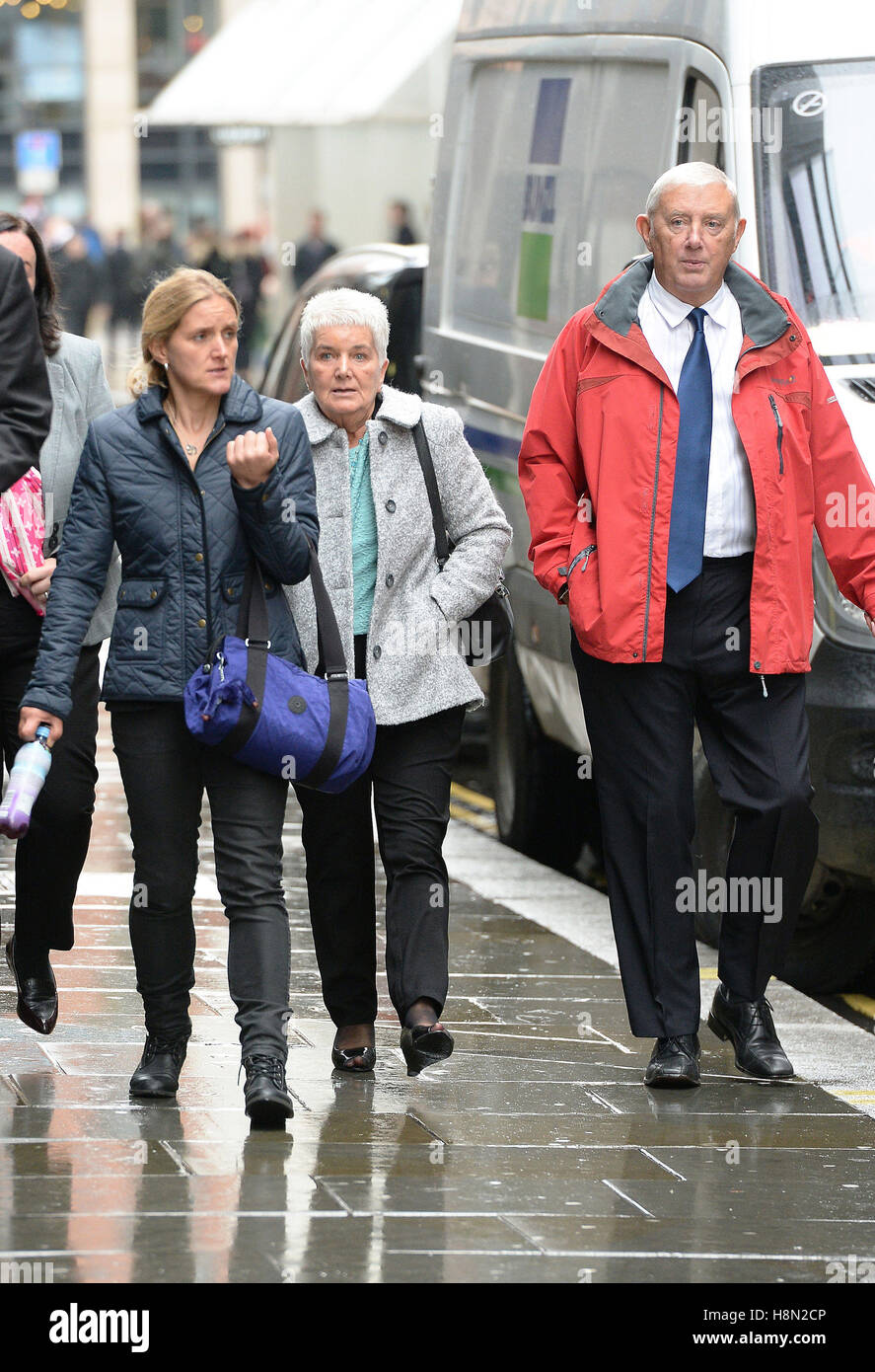 Die Familie von MP Jo Cox, Schwester Kim Mutter Jean ermordet und Vater Gordon Leadbeater im Old Bailey, central London, wo die Studie Thomas Mair beginnen soll. Stockfoto