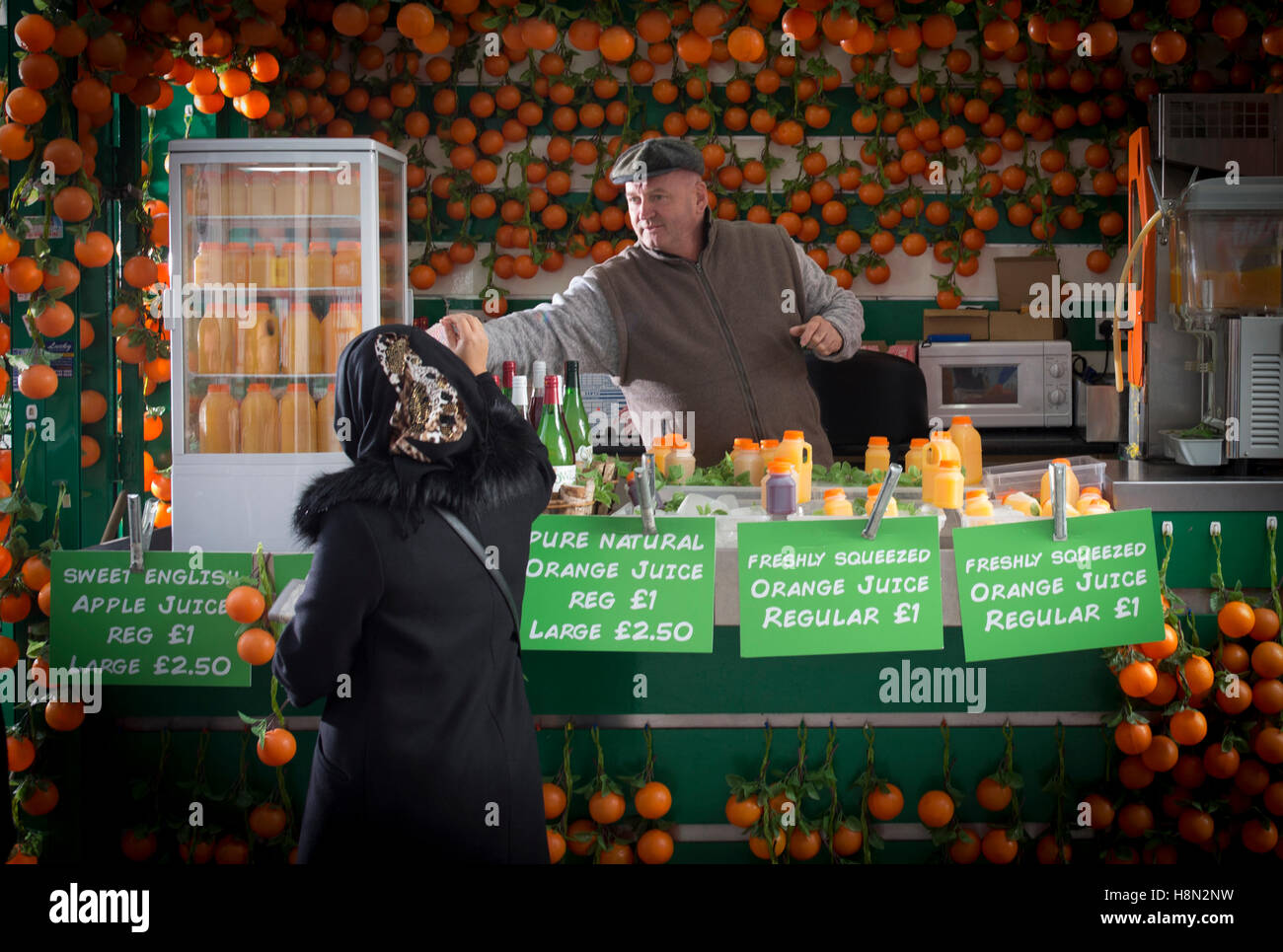 Gerry O'Brien Werke in seinem Orangensaft stehen auf Kilburn High Road im Nordwesten Londons. Stockfoto