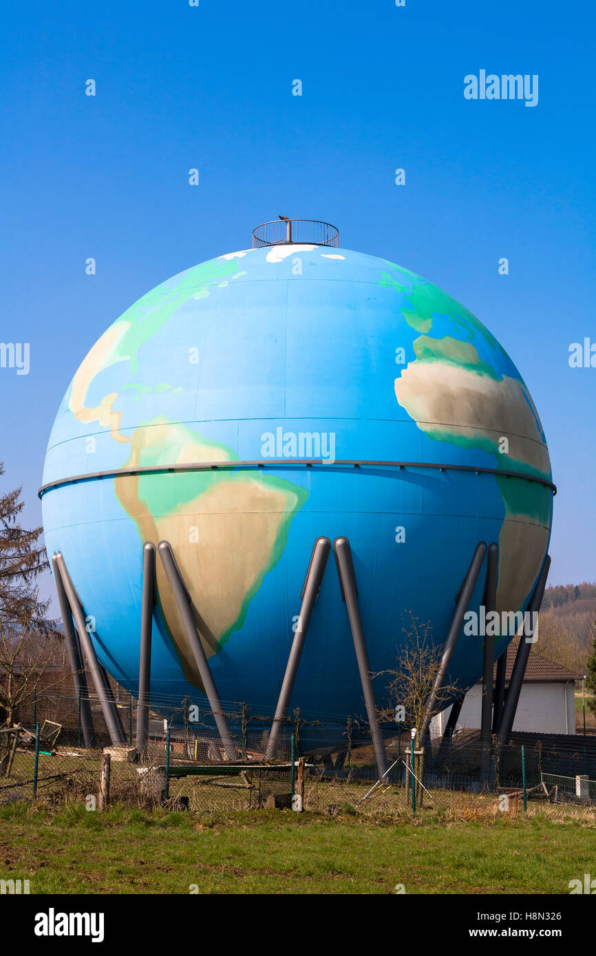 Deutschland, Ruhrgebiet, alte Gasometer in Wetter an der Ruhr, globe Malerei. Stockfoto