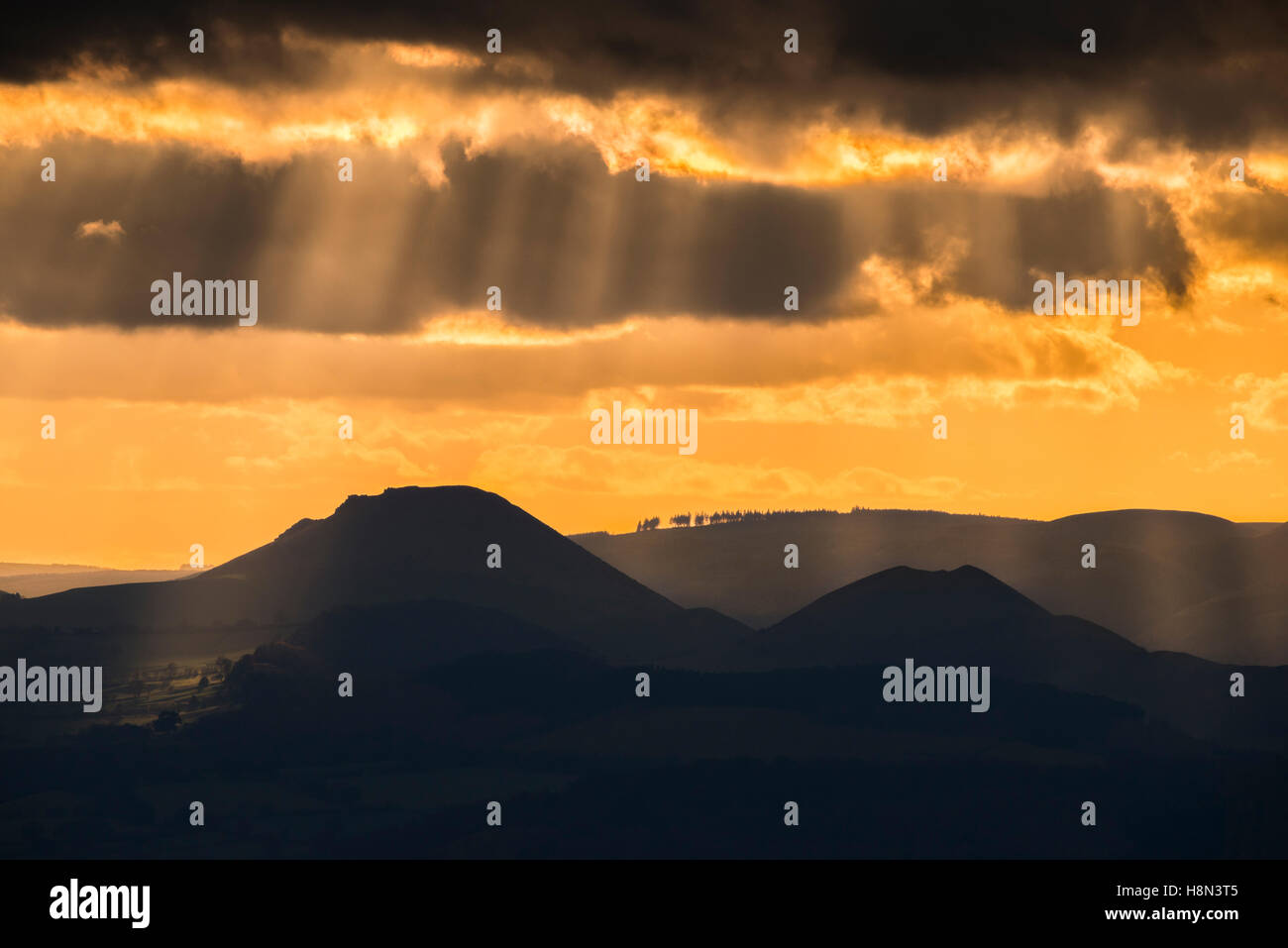 Dramatische Spätnachmittag Licht über die Stretton Hügel aus Wrekin, Shropshire, England, Großbritannien. Stockfoto