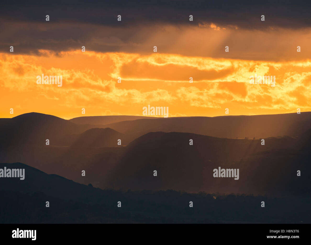 Dramatische Abendlicht auf der Long Mynd gesehen vom Wrekin, England, UK. Stockfoto